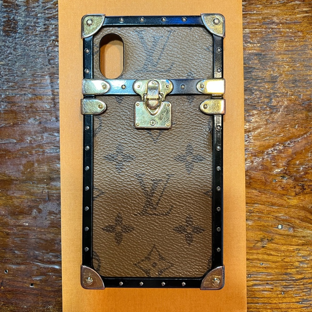 LOUIS VUITTON EYE TRUNK MONOGRAM REVERSE W/ STRAP IPHONE X/XS.